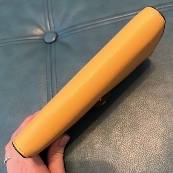 Yellow leather RFID protected large wallet - Picture 4 of 9